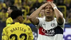 Paris Saint-Germain (PSG) takluk 0-1 dari tuan rumah Borussia Dortmund pada laga leg pertama semifinal Liga Champions 2023/2024 di Signal Iduna Park, Dortmund, Kamis (2/5/2024) dini hari WIB. Gol tunggal kemenangan Die Borussen dicetak Niclas Fullkrug pada menit ke-36. Usaha PSG yang dimotori striker andalannya, Kylian Mbappe untuk mencari gol penyeimbang tak membuahkan hasil hingga laga usai. (AP Photo/Matthias Schrader)