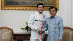 Pembalap Indonesia, Rio Haryanto (kiri) bersalaman dengan Wakil Presiden Jusuf Kalla di Istana Wapres, Jakarta, Senin (14/3/2016). Kedatangan Rio untuk meminta restu jelang laga perdana Formula 1, 20 Maret mendatang. (Liputan6.com/Helmi Fithriansyah) 