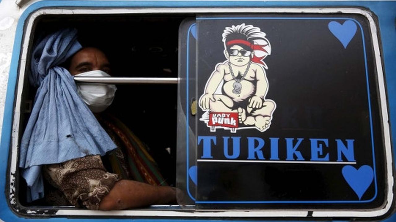 Warga Karo beraktivitas pakai masker di tengah letusan Sinabung