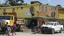 Gedung mini mart K-oriol yang rusak setelah gempa bumi di Les Cayes, Haiti, Sabtu (14/8/2021). Wilayah Negara Haiti diguncang gempa berkekuatan magnitudo 7,1 pada Sabtu, 14 Agustus 2021 pukul 08.29.10 waktu setempat yang menewaskan lebih dari 300 jiwa. (AP Photo/Delot Jean)
