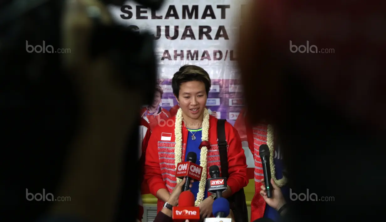 Liliyana Natsir sibuk melayani pertanyaan Wartawan saat tiba di Bandara Soekarno-Hatta, Cengkareng (29/8/2017). Tontowi/Liliyana meraih medali emas pada kejuaraan dunia di Glasgow. (Bola.com/Nicklas Hanoatubun)