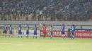 Pemain Persib Bandung memberikan salam kepada Bobotoh usai laga melawan Persiba Balikpapan pada lanjutan Torabika SC 2016  di Stadion Wibawa Mukti, Cikarang, Sabtu (1/10/2016). (Bola.com/Nicklas Hanoatubun)