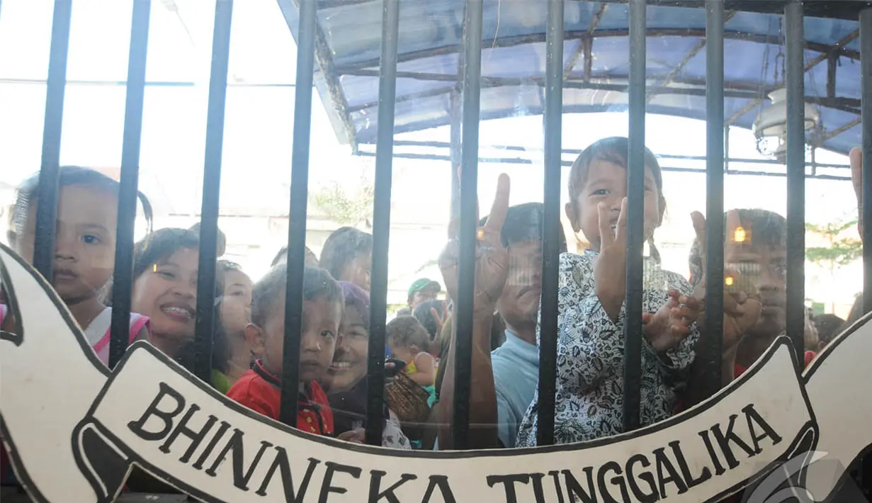 Warga di sekitar toko mengajak anak-anak mereka untuk melihat Jokowi dari dekat, Cirebon, Jawa Barat , Rabu (18/6/2014) (Liputan6.com/Herman Zakharia).