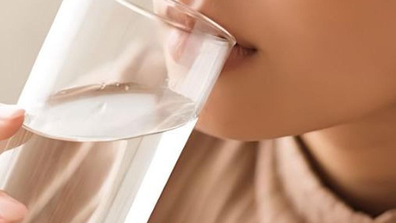 Jangan lupa untuk tetap minum air putih dalam jumlah yang cukup untuk menjaga tubuh tetap terhidrasi sepanjang hari.