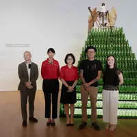 Aaron Seeto Direktur Museum MACAN, Utami Pratiwi PT Mowilex Indonesia, Anna Yesito Wibowo Direktur Marketing PT Mowilex Indonesia, Agus Suwage Seniman, Fenessa Adikoesoemo Ketua Yayasan Museum MACAN saat Press Conference Pameran Theatre of Me 2 Juli 2022. (Foto: Mowilex Indonesia)