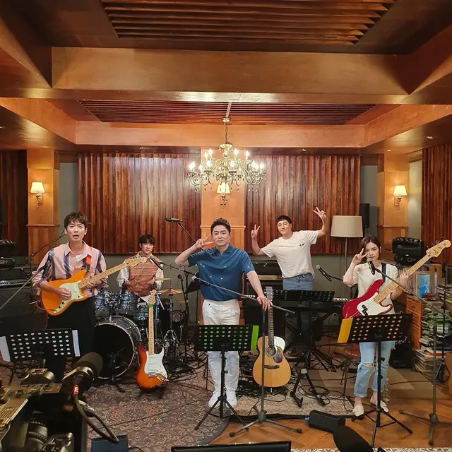 Hospital Playlist. (Instagram/ tvndrama.official)