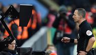 Foto ilustrasi saat wasit Liga Inggris Kevin Friend melihat Video Assistant Referee (VAR). Keputusan wasit yang menganulir gol di pertandingan pekan ke-6 Liga Inggris 2022/2023 melalui VAR menuai banyak kontroversi. (AFP/Daniel Leal)