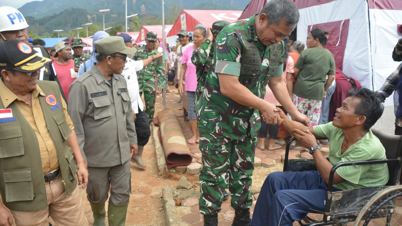 FOTO: Keakraban Kasad Bersama Warga Terdampak Bencana Tapanuli Tengah