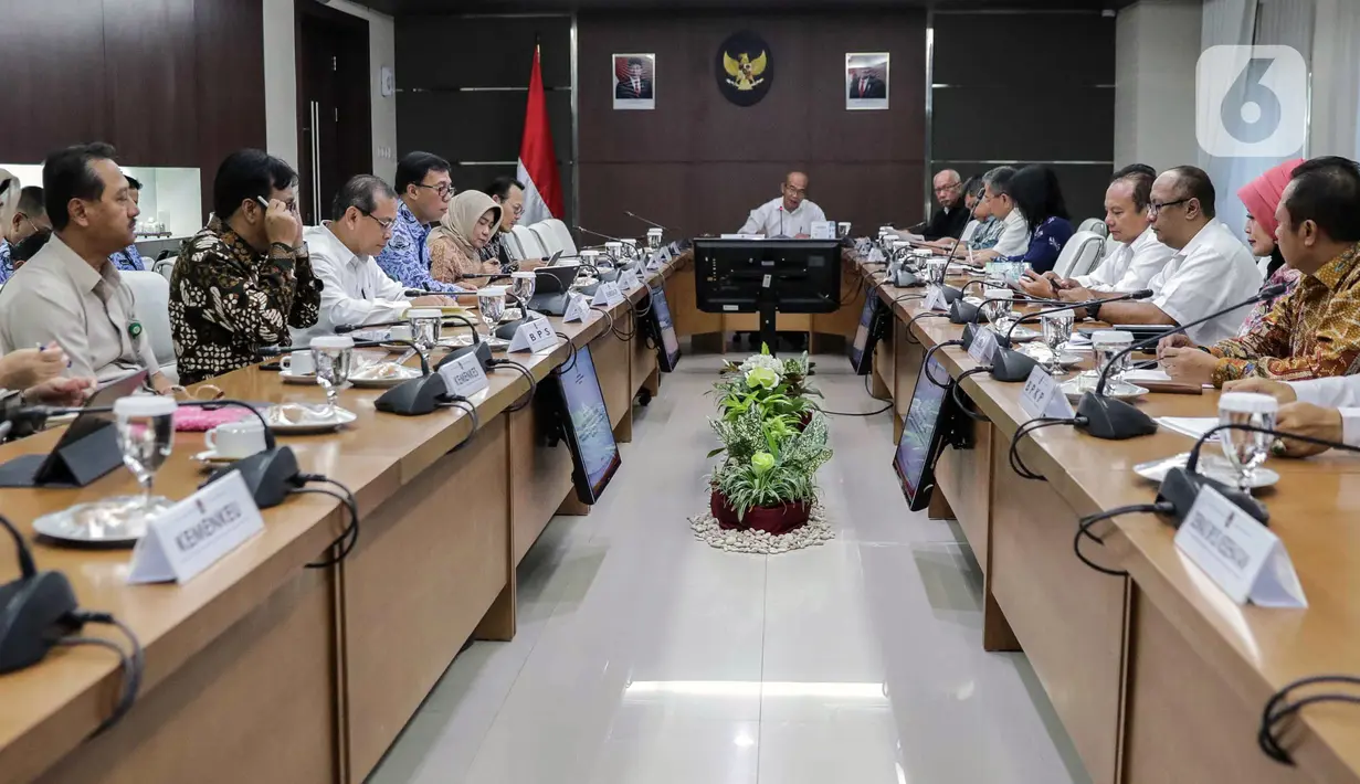 Menteri Koordinator Bidang Pembangunan Manusia dan Kebudayaan (Menko PMK) Muhadjir Effendy (tengah) memimpin rapat koordinasi tingkat menteri di Kantor Kemenko PMK, Jakarta, Senin (17/2/2020). Rapat tertutup tersebut membahas program jaminan kesehatan nasional. (Liputan6.com/Faizal Fanani)