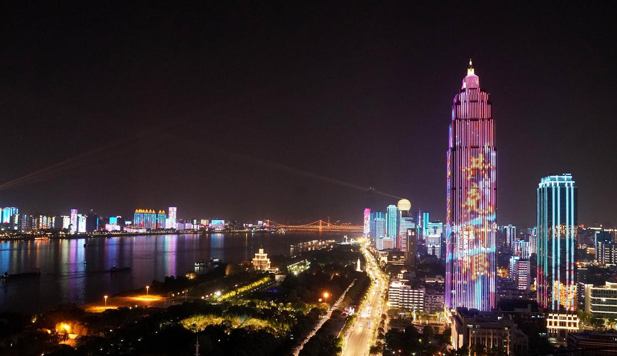 Pertunjukan cahaya di Wuhan, Provinsi Hubei, China tengah (14/4/2020). Pertunjukan cahaya bertema "perjuangan melawan COVID-19" digelar setiap malam di Wuhan baru-baru ini. (Xinhua/Wang Yuguo)