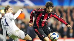 Striker AC Milan Alexandre Pato (kanan) berusaha melewati gelandang Spurs Luka Modric pada leg kedua 16 besar Liga Champions di White Hart Lane yang berakhir 0-0, 9 Maret 2011. AFP PHOTO/GIUSEPPE CACACE