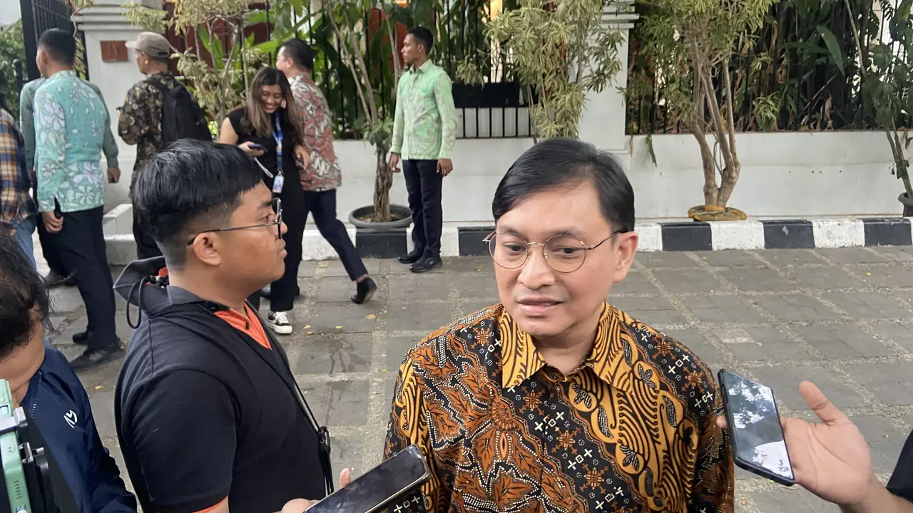 Musisi Yovie Widianto dipanggil Presiden terplilih 2024-2029, Prabowo Subianto ke Rumah Kertanegara, Jakarta Selatan, Selasa (15/10/2024). Yovie mengaku diminta untuk membantu Prabowo di bidang ekonomi kreatif. (Liputan6.com/Nanda Perdana Putra)