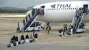 Jemaah calon haji menaiki pesawat penerbangan khusus menuju Tanah Suci di bandara provinsi Narathiwat di Thailand, Selasa (24/7). Haji adalah ziarah tahunan ke Makkah, kota suci umat Islam, yang berhukum wajib bagi mereka yang mampu. (Madaree TOHLALA/AFP)