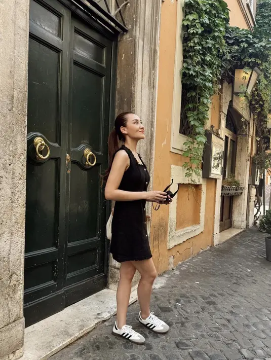 Gaya rambut sleek ponytail semakin tampilkan gaya  minimalis yang begitu sempurna. [Foto: Instagram/ Aaliyah Massaid]