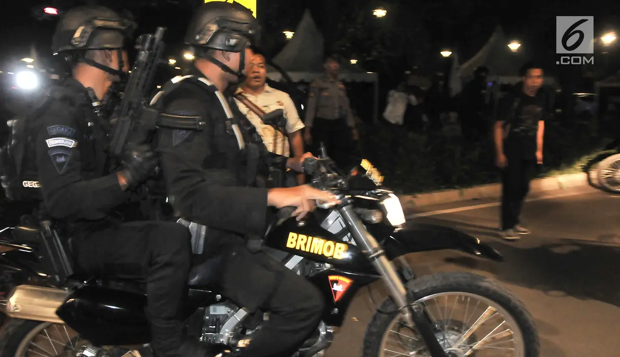 Polisi bersenjata laras panjang berpatroli tidak jauh dari lokasi ledakan di Parkir Timur Stadion Gelora Bung Karno, Jakarta, Minggu (17/2). Ledakan terjadi sekitar 50 meter dari lokasi debat kedua capres di Hotel Sultan. (merdeka.com/Iqbal S Nugroho)