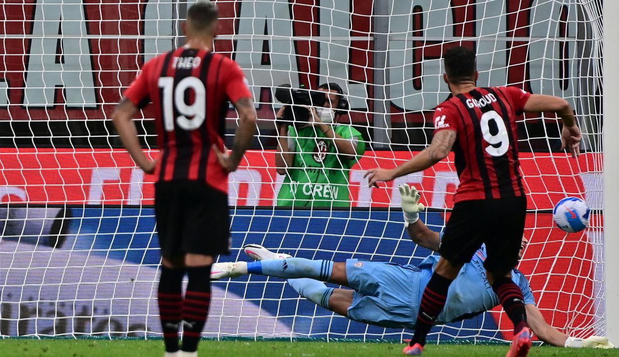 Tak puas sekali, Giroud tambahkan angka ketika laga babak pertama tinggal tersisa dua menit. Dirinya sukses menjalankan tugasnya menjadi algojo pinalti. Skor 4-1 akhirnya tercipta hingga waktu turun minum. (Foto: AFP/Miguel Medina)