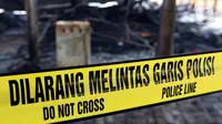 Garis polisi terpasang pada lokasi kebakaran Kios Lenggang di kawasan Monas, Jakarta, Kamis (31/3/2022). Sebanyak 172 Kios Lenggang terbakar yang diduga akibat korsleting listrik dengan kerugian diperkirakan mencapai Rp 1,2 miliar. (Liputan6.com/Herman Zakharia)
