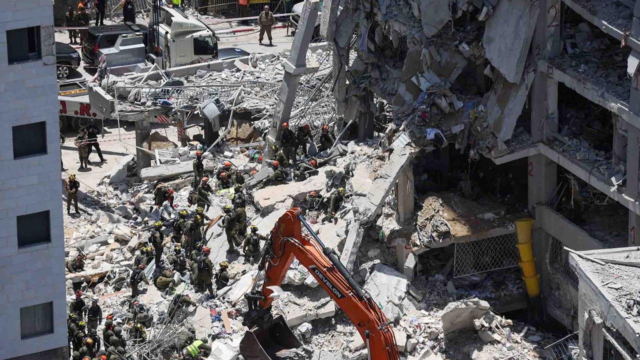 FOTO: Pemandangan Mengenaskan, Rudal Balistik Iran Hancurkan Bangunan di Kota Bat Yam Israel