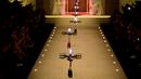 Deretan pesawat tanpa awak (drone) membawa koleksi tas tangan Dolce & Gabbana pada Milan Fashion Week 2018, Minggu (25/). Drone ini keluar dari belakang panggung, lalu terbang sambil membawa koleksi tas yang harganya terbilang selangit (Miguel MEDINA/AFP)