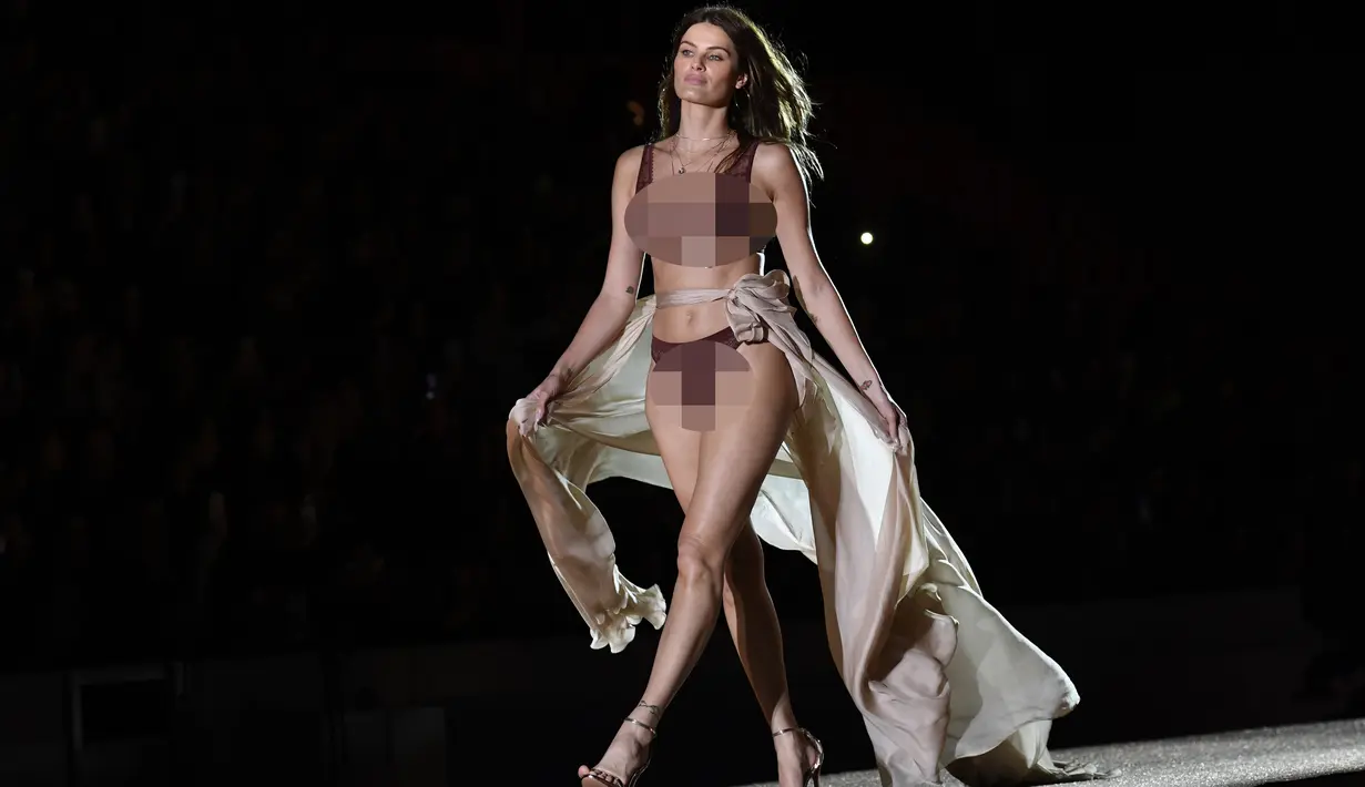 Model berjalan di atas catwalk menampilkan kreasi oleh Etam selama Etam Live Show pada hari pertama Paris Fashion Week, di stadion Roland Garros di Paris (24/9/2019). (AFP Photo/Bertrand Guay)