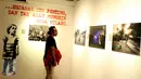 Pengunjung mengamati karya fotografi dalam Roadshow Pameran Fotografi Jurnalistik Anugerah Pewarta Foto Indonesia (APFI) 2016 di Galeri Foto Jurnalistik Antara, Jakarta, Minggu (9/10). (Liputan6.com/Gempur M. Surya)