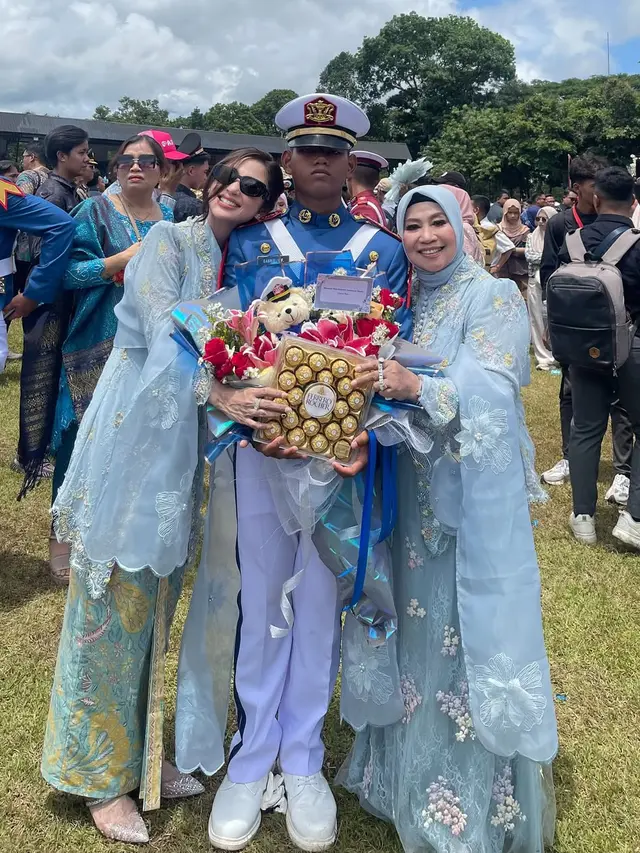 Potret Dewi Perssik dengan Kebaya Brokat Biru Muda