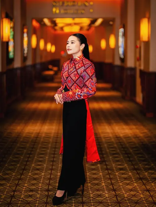 Lagi, melihat Prilly Latuconsina memasukkan unsur wastra ke dalam outfitnya. Ia tampil dengan atasan bersiluet beskap dari batik merah, dipadu mengenakan celana panjang hitam. [Foto: Instagram/prillylatuconsina96]