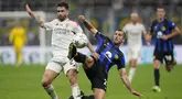 Gelandang Inter Milan Henrikh Mkhitaryan berebut bola dengan gelandang Benfica, Rafa Silva pada matchday 2 Liga Champions 2023/2024 di Giuseppe Meazza, Italia, Rabu (4/102/2023) WIB. (AP Photo/Luca Bruno)