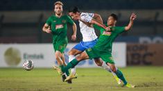 Pemain Persib Bandung, Ezra Walian (tengah) berebut bola dengan pemain PSS Sleman, Manda Cingi saat laga perempat final Piala Presiden 2022 antara Persib Bandung melawan PSS Sleman di Stadion Si Jalak Harupat, Bandung, Jumat (01/07/2022). (Bola.com/Bagaskara Lazuardi)