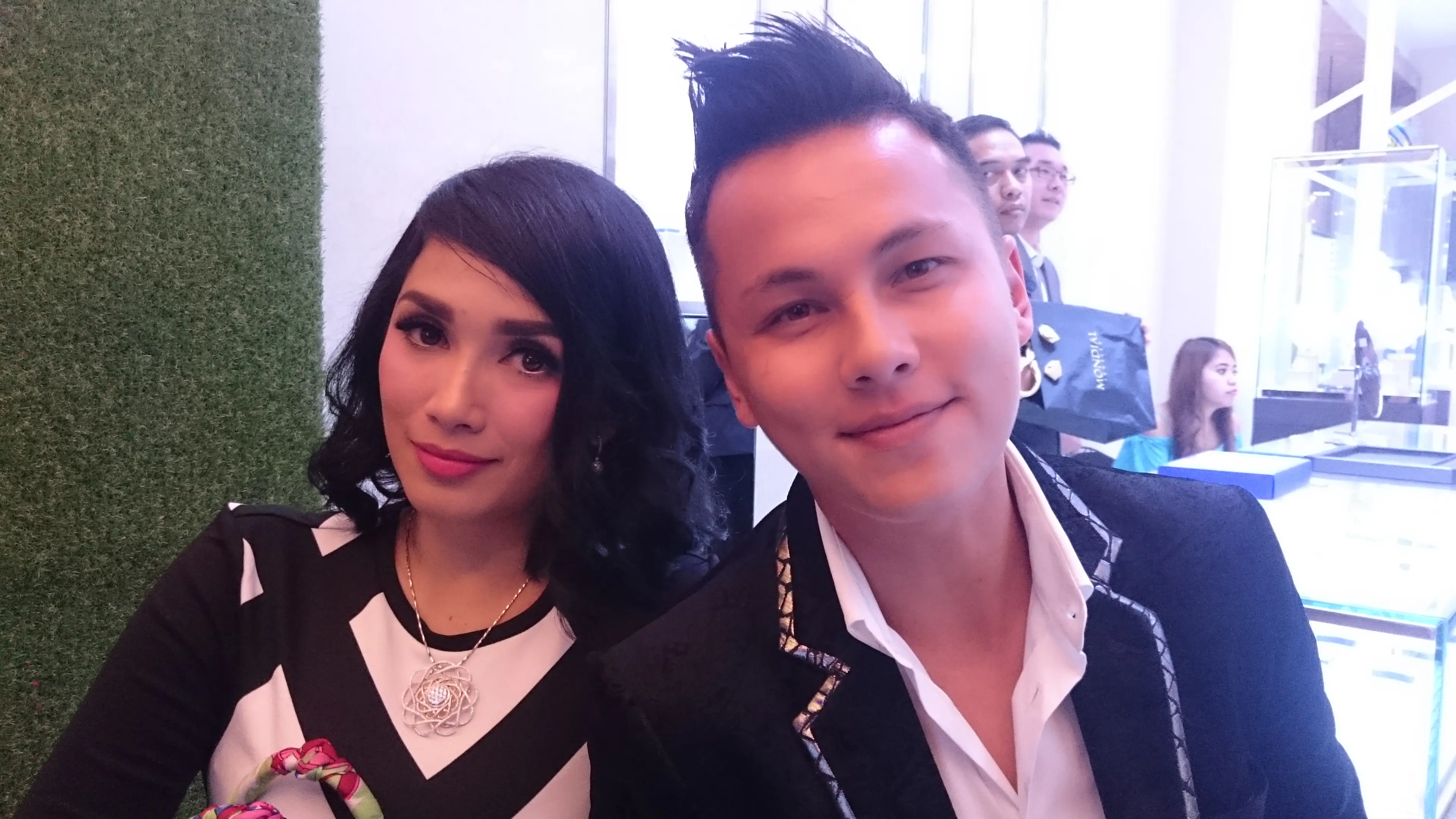 Ussy dan Andika di acara Grand Opening Miss Mondial, Mal Taman Anggrek