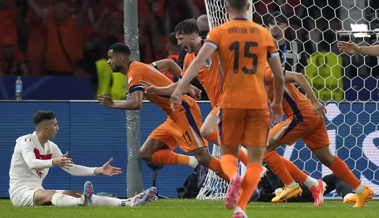 Timnas Belanda mengamankan satu tiket terakhir ke babak semifinal Euro 2024 usai mengalahkan Turki 2-1 pada laga perempatfinal di Olympiastadion, Berlin, Jerman, Minggu (7/7/2024) dini hari WIB. Tim Oranye yang sempat tertinggal sejak menit ke-35 melalui gol Samet Akaydin berhasil combeack dengan mencetak dua gol dalam rentang 6 menit di babak kedua melalui Stefan de Vrij (70') dan gol bunuh diri Mert Muldur (76'). Cody Gakpo dkk akan menghadapi Inggris di babak semifinal (10/7/2024). (AP Photo/Ariel Schalit)