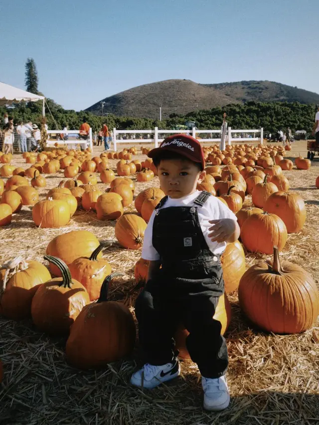 6 Potret Nikita Willy Ajak Baby Issa ke Ladang Labu Amerika, Panen Jelang Halloween
