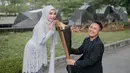 Potret Rafly DA ketika dampingi sang istri di hari bahagianya. Putuskan menikah muda, kebersamaan pasangan ini memang sering terlihat seperti pasangan muda yang belum menikah. 4 tahun membangun biduk rumah tangga, pasangan ini selalu romantis dan jauh dari gosip miring. Kesuksesan Ega raih gelar sarjana tentunya tak lepas dari dukungan suami untuk istrinya. (Liputan6.com/IG/@eganoviantika_98)