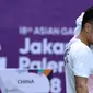 Tunggal putra Indonesia, Anthony Sinisuka Ginting mengelap keringat saat melawan pemain China Shi Yuqi pada final Beregu Putra Asian Games 2018 di Istora Kompleks GBK, Jakarta, Rabu (22/8). Indonesia kalah 1-3. (Liputan6.com/Helmi Fithriansyah)