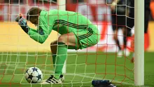 Kiper Bayern Muenchen, Manuel Neuer bereaksi usai striker Real Madrid Cristiano Ronaldo membobol gawangnya pada leg pertama perempat final Liga Champions di Jerman, Kamis (13/4). Dua gol Ronaldo bawa Madrid menang atas Muenchen (Andreas Gebert/dpa via AP)