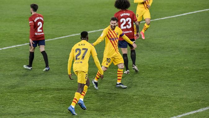 Gelandang Barcelona, Moriba Kourouma Kourouma berselebrasi dengan Lionel Messi usai mencetak gol ke gawang Osasuna pada pertandingan lanjutan La Liga Spanyol di stadion El Sadar di Pamplona, Spanyol, Minggu (7/3/2021). Barcelona menang atas Osasuna 2-0. (AP Photo/Alvaro Barrientos)