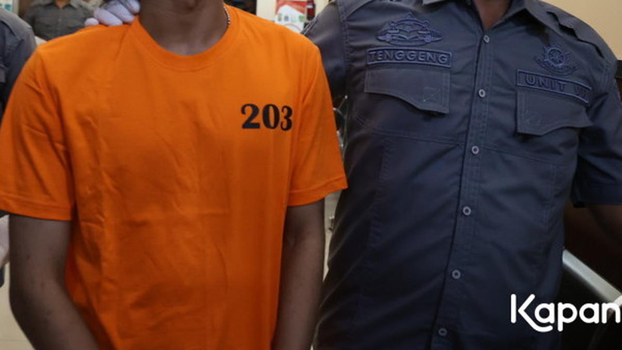 Potret Senyuman Vadel Badjideh Pakai Baju Oranye  dengan Tangan Diborgol Usai Jadi Tersangka Kasus Lolly Anak Nikita Mirzani