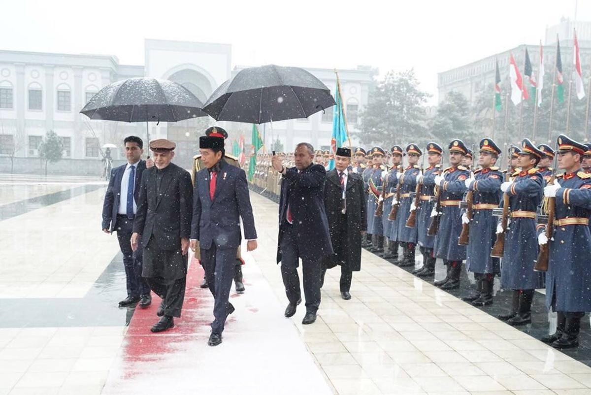 Melihat Lagi Aksi Jokowi saat Kunjungi Negara Konflik