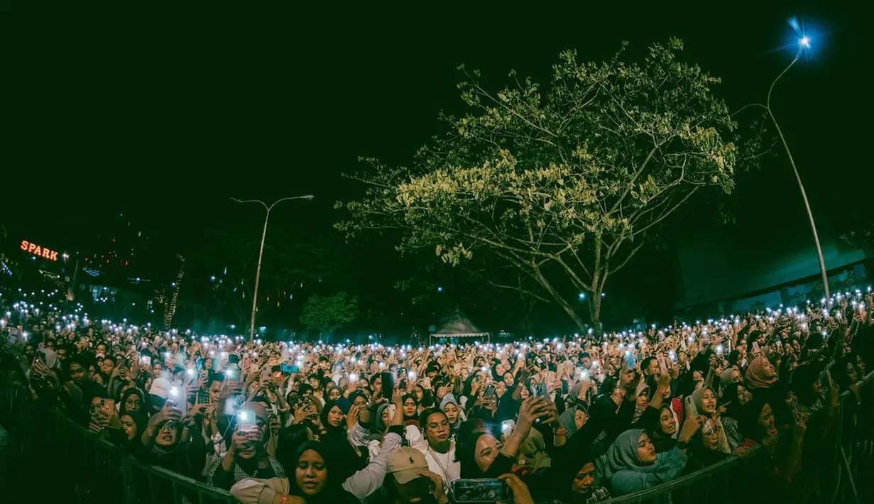 Ribuan flashlight penonton mewarnai aksi panggung kekasih Mahalini Raharja ini, hingga menyebutkan dirinya lagi LDR dengan sang kekasih. (Instagram/rizkyfbian)