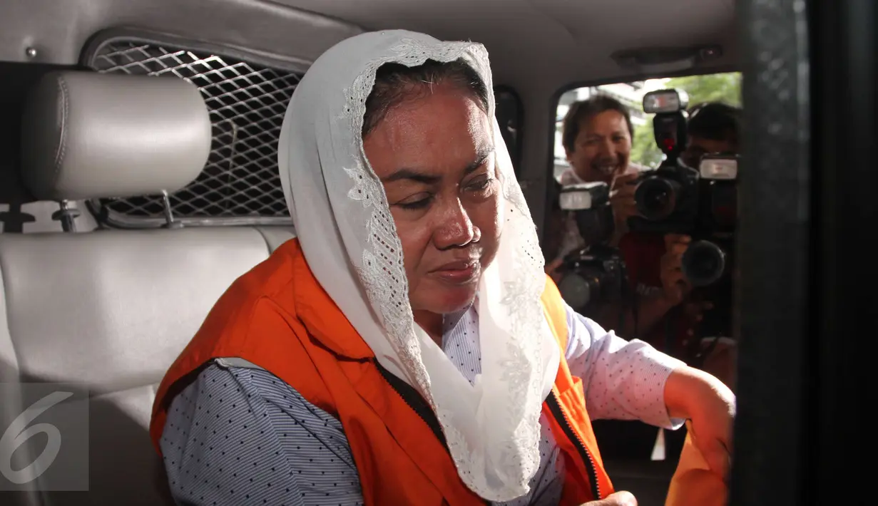 Bupati Klaten nonaktif, Sri Hartini berada di dalam mobil yang menjemputnya usai menjalani pemeriksaan KPK terkait kasus dugaan suap promosi dan mutasi jabatan di Klaten, Jakarta, Rabu (11/1). (Liputan6.com/Helmi Afandi)