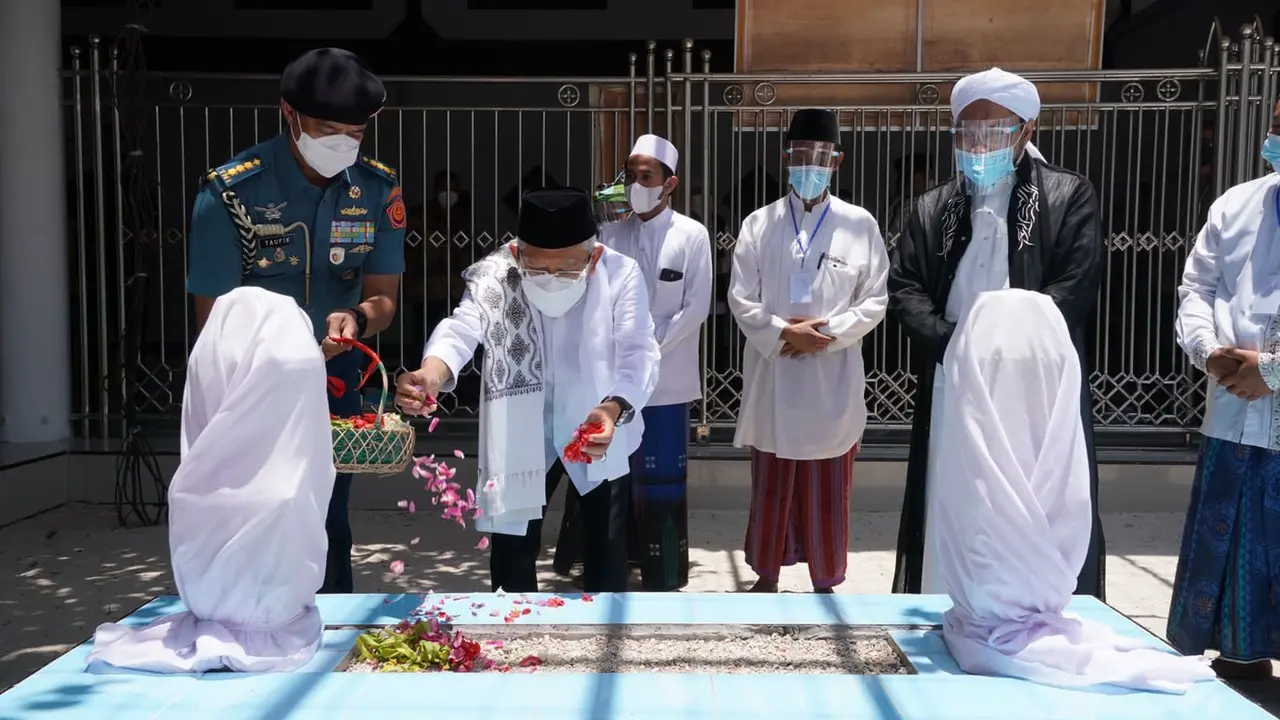 Wakil Presiden (Wapres) Ma’ruf Amin  berziarah dan doa bersama di makam Pahlawan Nasional KHR. As’ad Syamsul Arifin,