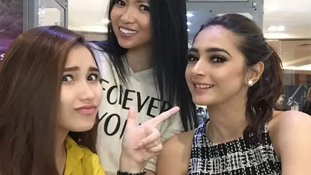 Baru-baru ini dalam akun instagram Nabila, tampak foto kebersamaan Nabila dengan Ayu Ting Ting dalam satu kesempatan. 