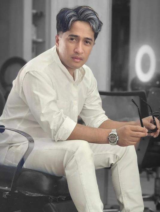 Artis kelahiran Bandung, Jawa Barat ini juga tampil gagah dengan outfit serba putih. Melengkapi penampilan, jam tangan pun cocok untuk membuatnya tambah kece. Dalam keterangan unggahan, bapak lima anak ini menyebut penampilan barunya "Edisi Menua bersama ....". (Liputan6.com/IG/@irfanhakim75)