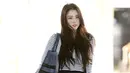 Dalam foto tersebut, Han So Hee tampil bergaya kasual mengenakan koleksi terbaru Dior Fall 24 dari atas sampai ke bawah, termasuk Denim Dior Oblique Book Tote dan Dior Chrono Sneakers. [Dok/Dior]