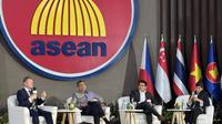 (ki-ka) Andrew Ure, Goverment Affairs and Public Policy Google SEA; H.E. Naraya S. Soeprapto, Deputy Secretary-General of ASEAN for Community and Corporate Affairs; dan Abhineet Kaul, Director of Econimics Strategy Access Partnership di AI Opportunity Southeast Asia Forum. (Liputan6.com/ Yuslianson)