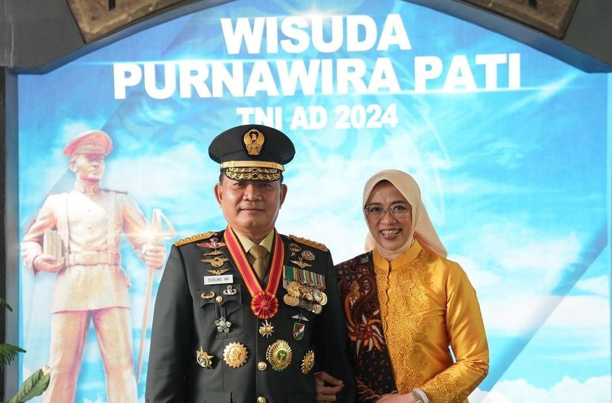 Potret Jenderal Dudung Bareng Keluarga di Acara Wisuda Purnawira Pati TNI AD, Putranya yang Taruna Akmil Bikin Salfok