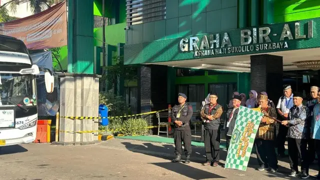 Proses pemberangkatan jemaah haji di Asrama Haji Embarkasi Surabaya atau AHES. (Foto: Kemenag Jatim) 