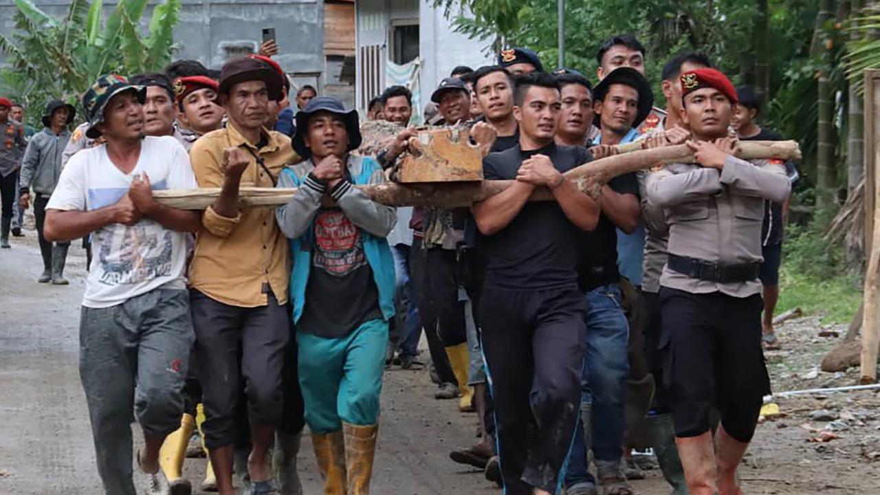 FOTO: Aparat Kepolisian dan Warga Bangun Jembatan Darurat Pasca Banjir Bandang di Rikit Gaib