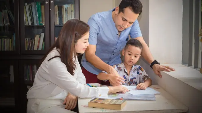 Orang tua mengajari anaknya (Foto Dok: Freepik/EyeEm)