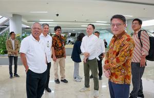 Kepala Otorita Ibu Kota Nusantara Basuki Hadimuljono dan Acting Ambassador Kedutaan Besar Republik Korea untuk Republik Indonesia, Park Soo-deok. Otorita Ibu Kota Nusantara (IKN) telah melakukan rapat koordinasi dengan Korea Selatan, untuk membahas rencana hibah proyek air bersih atau water purification project dan Smart City Corporation Center. (Dok. Otorita IKN)